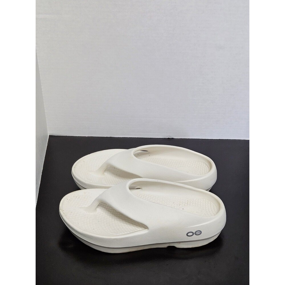 OOFOS Original Women’s Plus Sandal Size 8 color chalk/off white